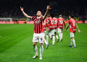 开云体育官网-最强神锋已在阵中？约维奇近5场比赛进4球，赛季初板凳坐穿＋受伤