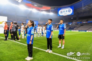 开云下载-荣耀时刻｜昆山蓝血人家庭担任国歌领唱人