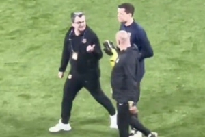 开云体育下载-塞尔电台：什琴斯尼赛前热身时手部受伤，但并不严重