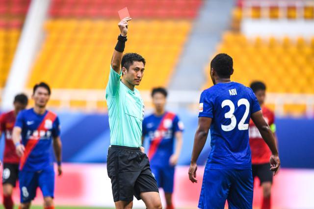 开云体育官网-马宁赛季首秀掏5黄2红 取消点球+霸气回应质疑