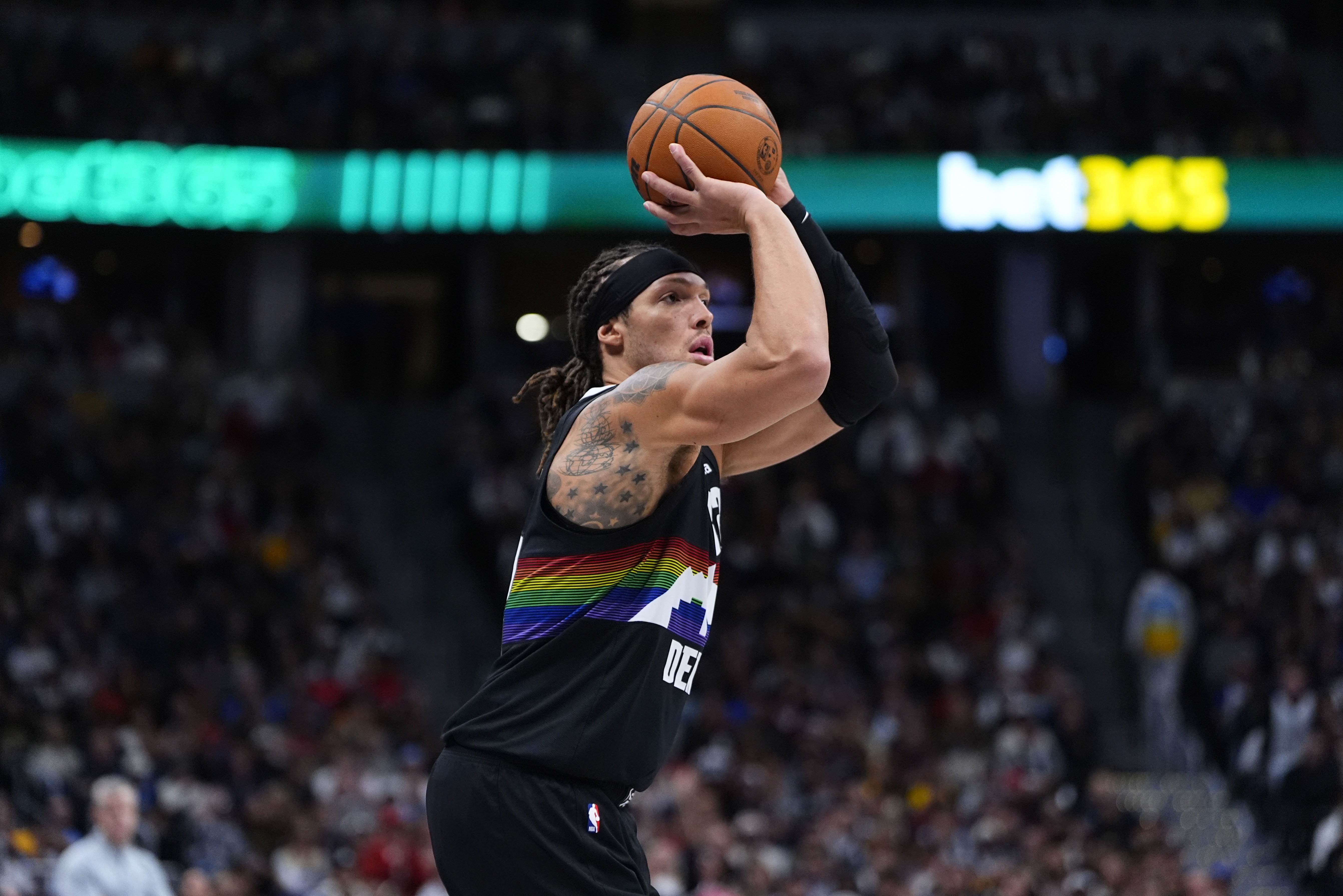 掘金官方：阿隆·戈登腿筋受伤 本场提前退赛&amp;不会回归